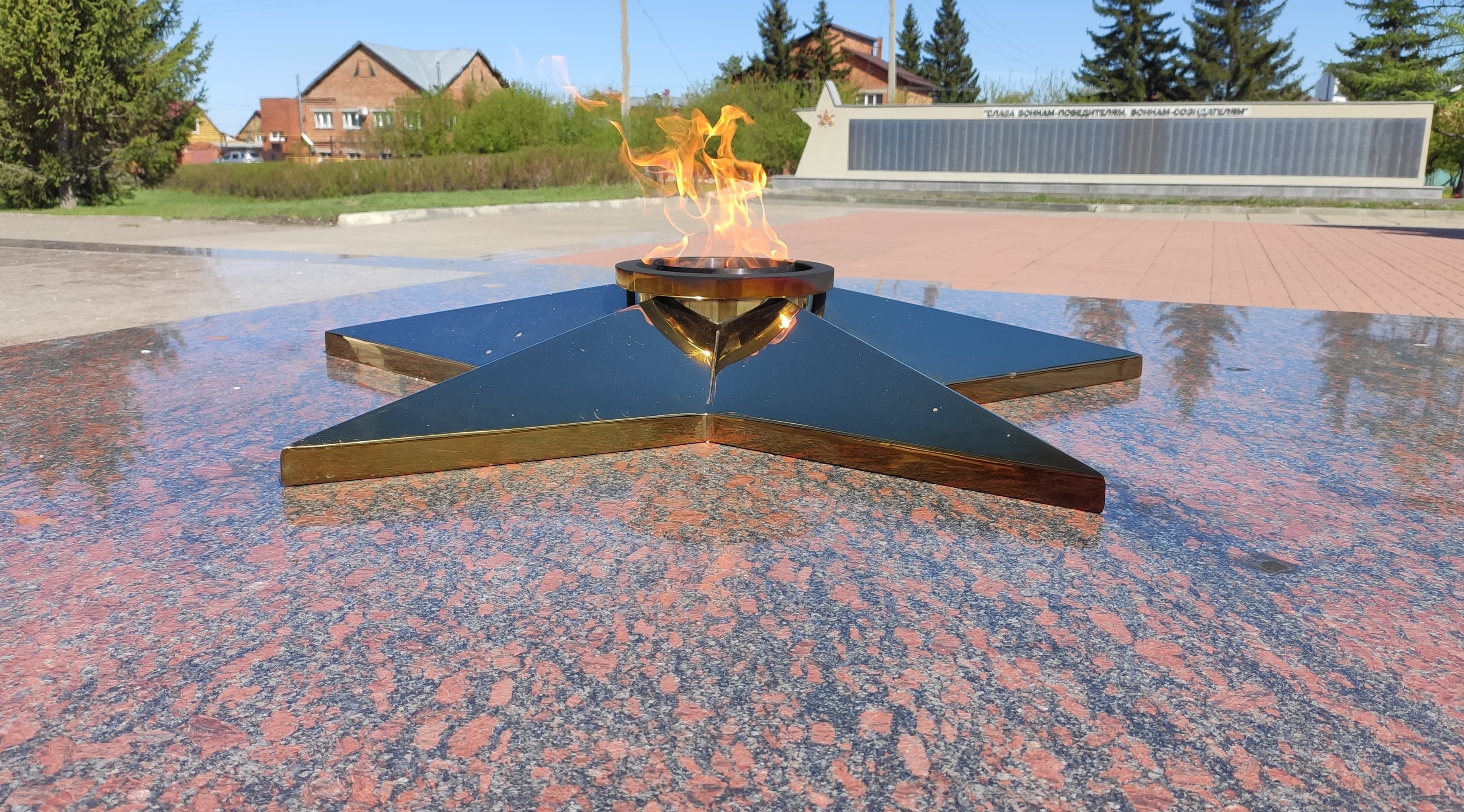 Специалисты «Омскоблгаз» провели техобслуживание мемориалов с Вечными огнями